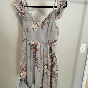 LULU’S FLORAL DRESS - SIZE MEDIUM